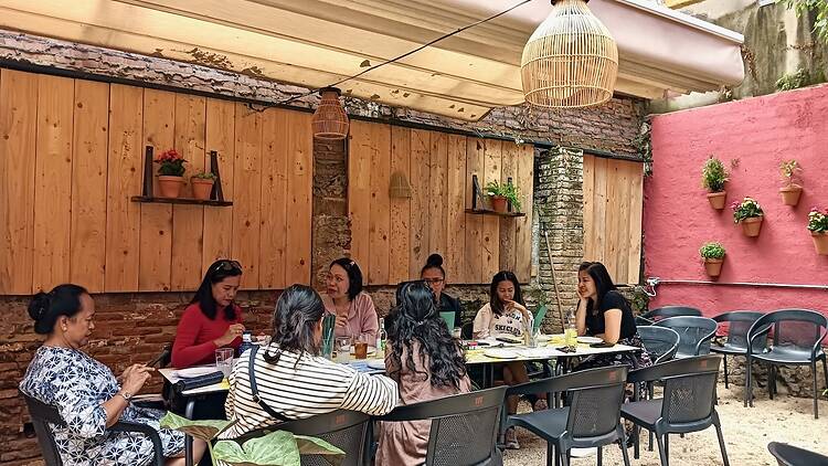 La terrassa de Bitxo ja és plena de clientes indonèsies