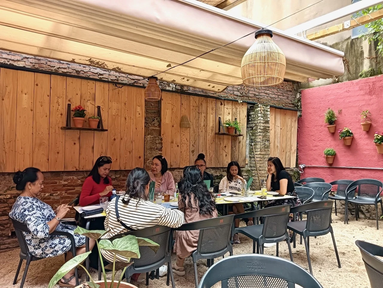 La terrassa de Bitxo ja &eacute;s plena de clientes indon&egrave;sies