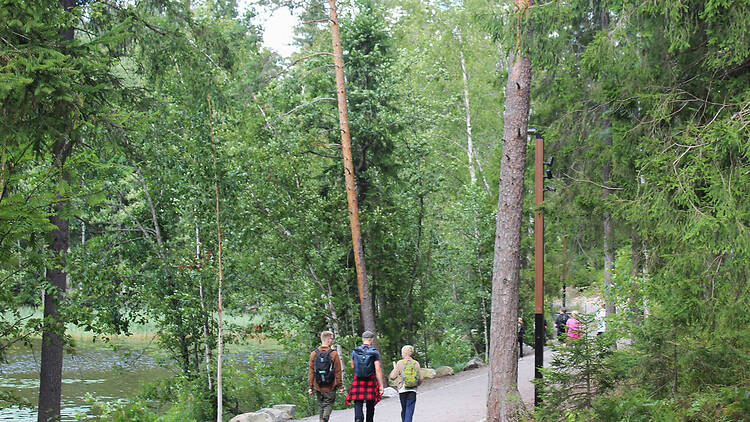 Suuntaa ulkoilun jälkeen saunomaan Kuusijärvellä Suuntaa ulkoilun jälkeen saunomaan Kuusijärvellä