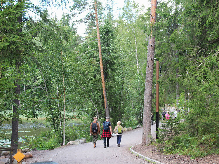 Suuntaa ulkoilun jälkeen saunomaan Kuusijärvellä Suuntaa ulkoilun jälkeen saunomaan Kuusijärvellä