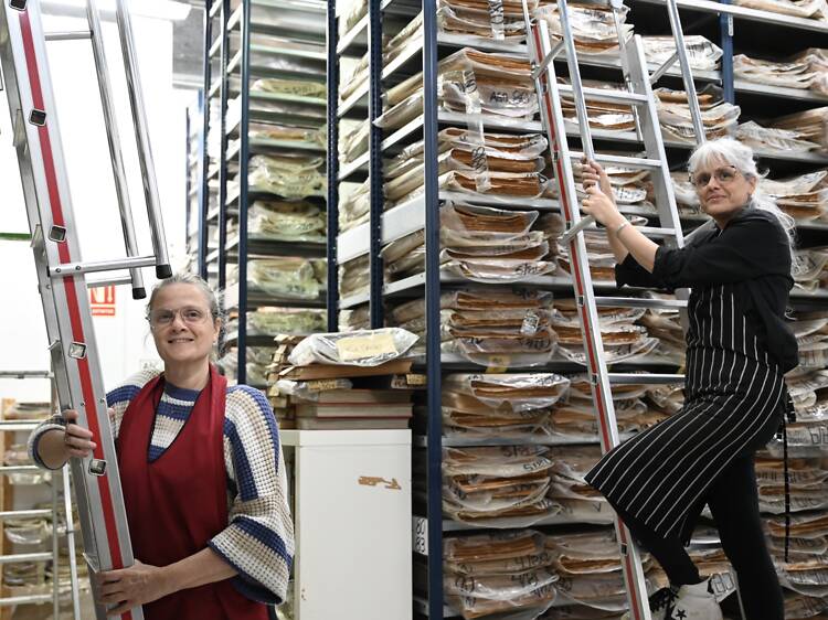 Dues germanes custodien més de 300.000 diaris antics en un negoci del Raval amb més de 30 anys d'història