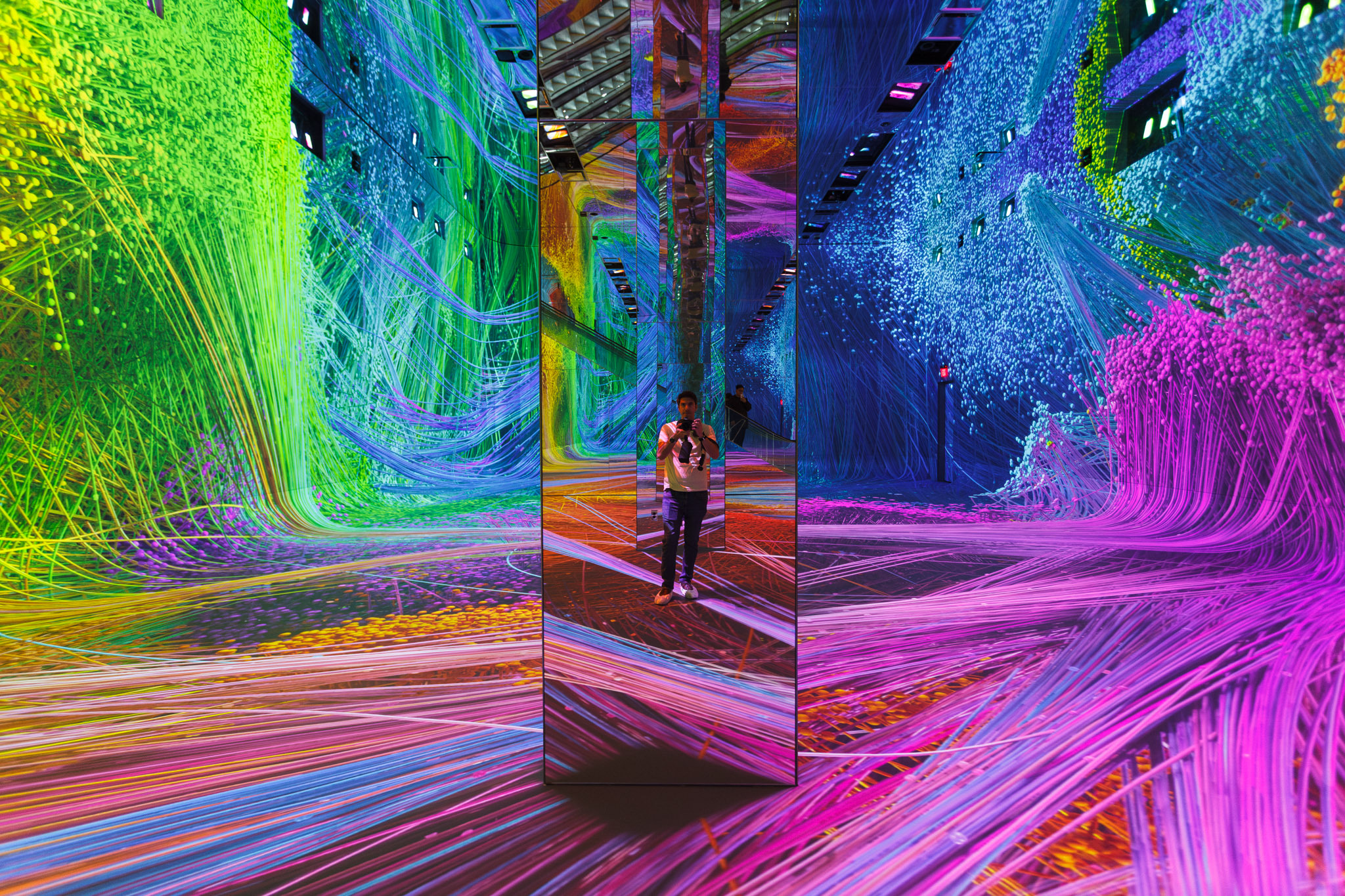 Refik Anadol knows you hate AI. His Dataland may change that. — GLOBAL — Aslikannih