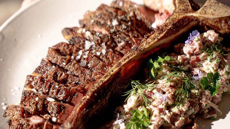 The mains consisted of the signature 600g Assiette of Beef with a generous side of beef tartare. 