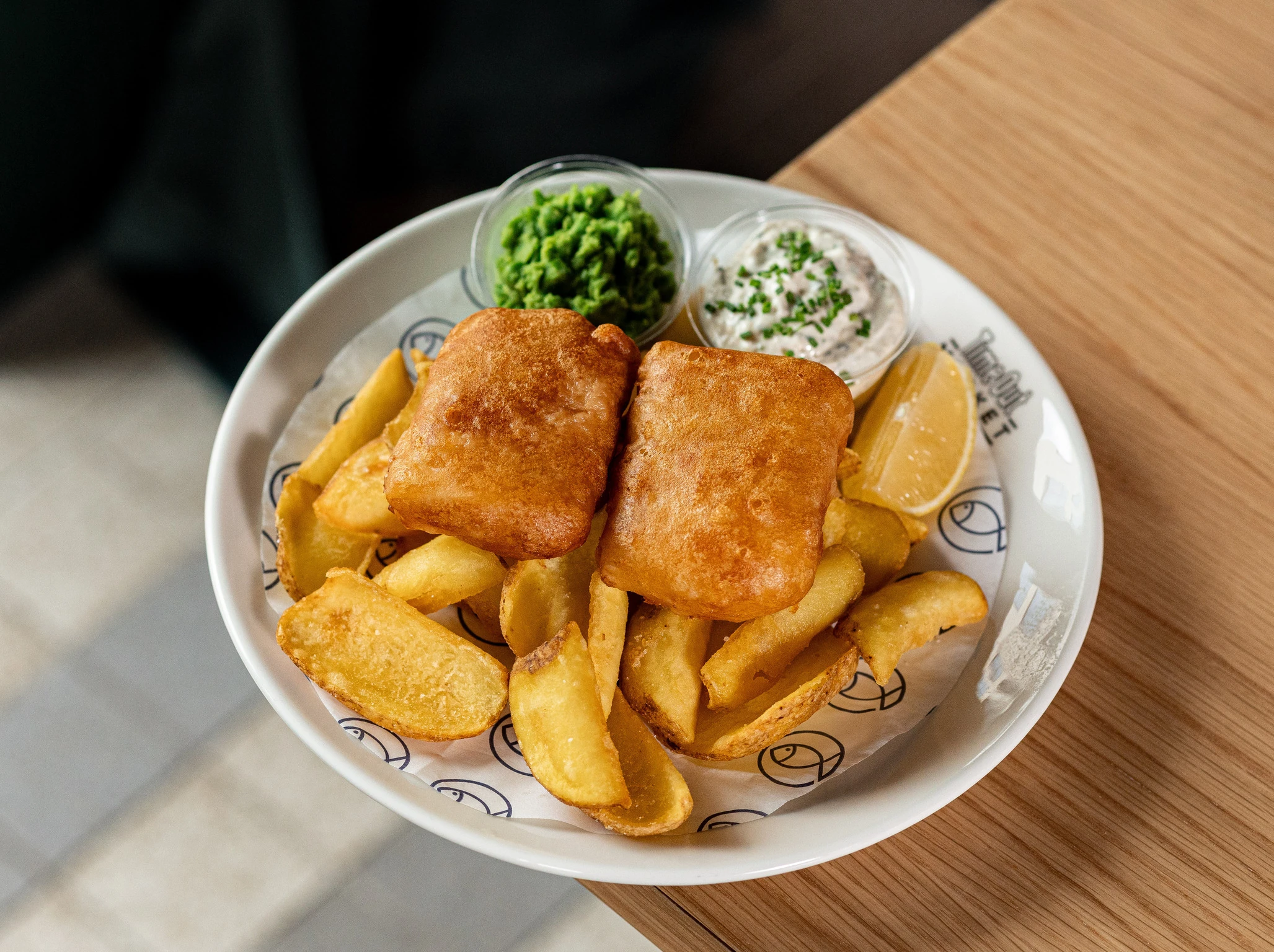 Big Fish: fish & chips z&ouml;ldbors&oacute;val t&aacute;lalva