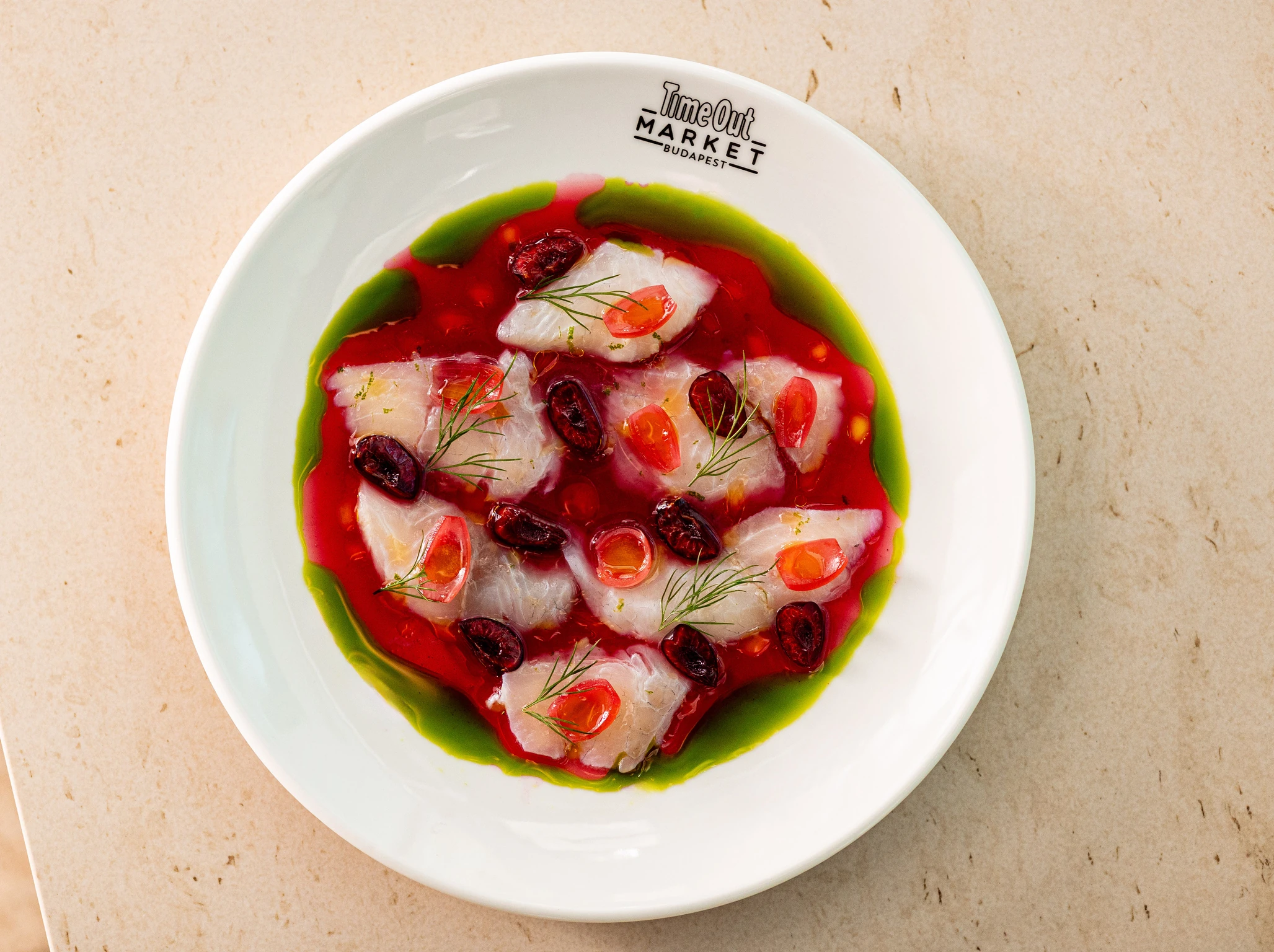 Lira by Ess&ecirc;ncia: aranydurbincs &eacute;s cseresznye ceviche