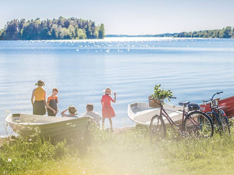 People relaxing by the lakeside at Tahmela beach in Tampere with rowing boats and bicycles in view, a scenic spot featured on Time Out’s Tampere Best Things to Do list. People relaxing by the lakeside at Tahmela beach in Tampere with rowing boats and bicycles in view, a scenic spot featured on Time Out’s Tampere Best Things to Do list.