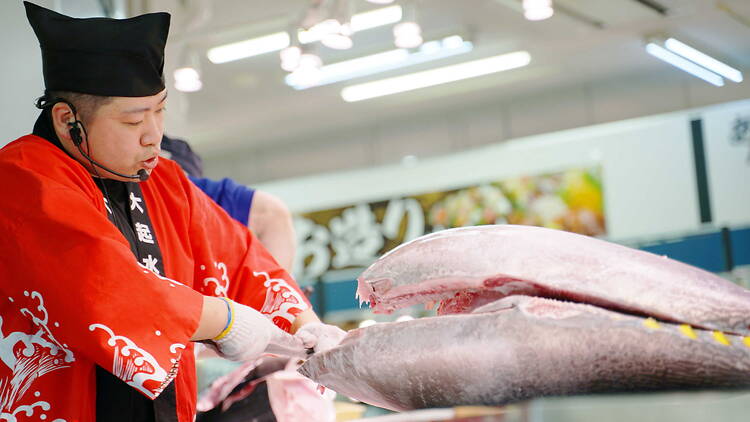 Bluefin tuna-cutting demonstration at Daiki Suisan Bluefin tuna-cutting demonstration at Daiki Suisan
