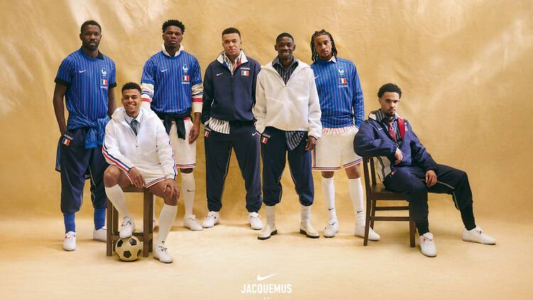 La collab’ Jacquemus x Nike x FFF sort aujourd’hui et signe le maillot le plus mode de la Coupe du monde 2026 La collab’ Jacquemus x Nike x FFF sort aujourd’hui et signe le maillot le plus mode de la Coupe du monde 2026
