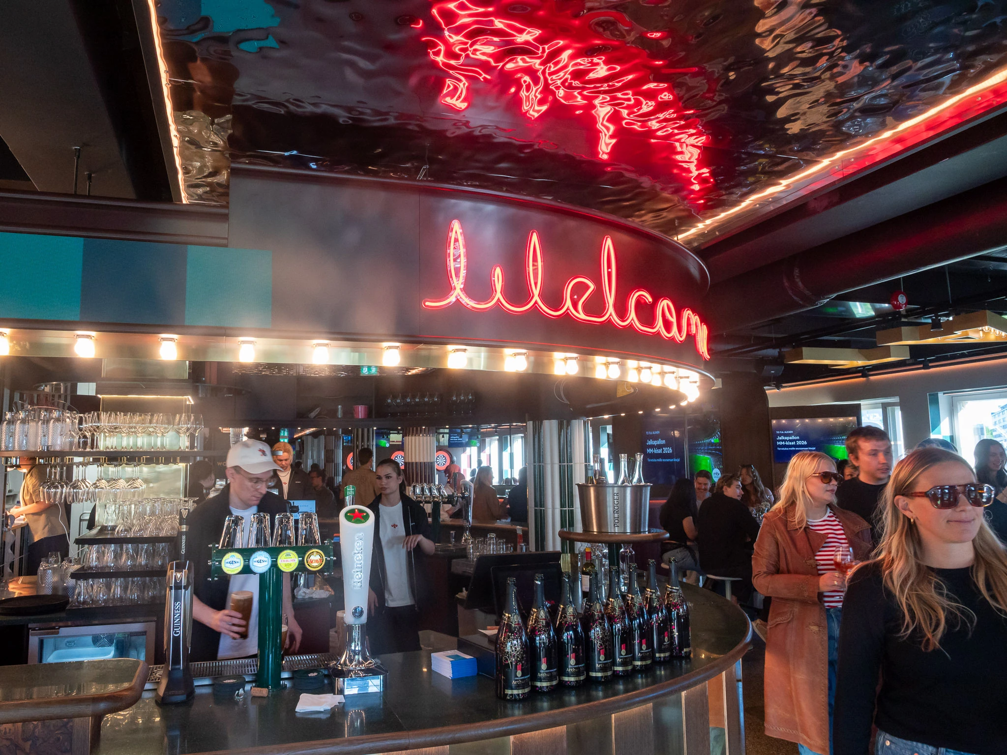 Fat Tony's ravintolan baaritiski Helsingiss&auml;