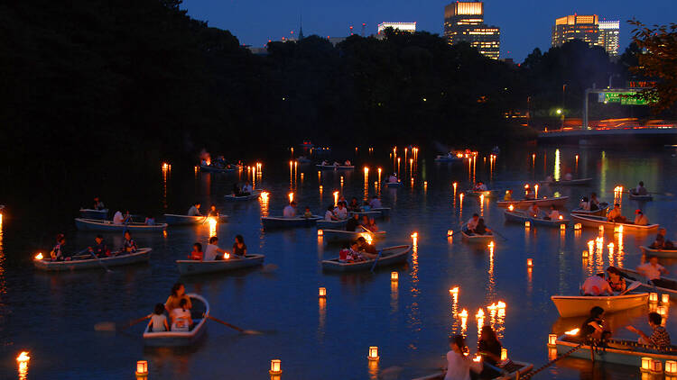 Thousands of lanterns will be floating on the Chidorigafuchi Moat at this festival Thousands of lanterns will be floating on the Chidorigafuchi Moat at this festival