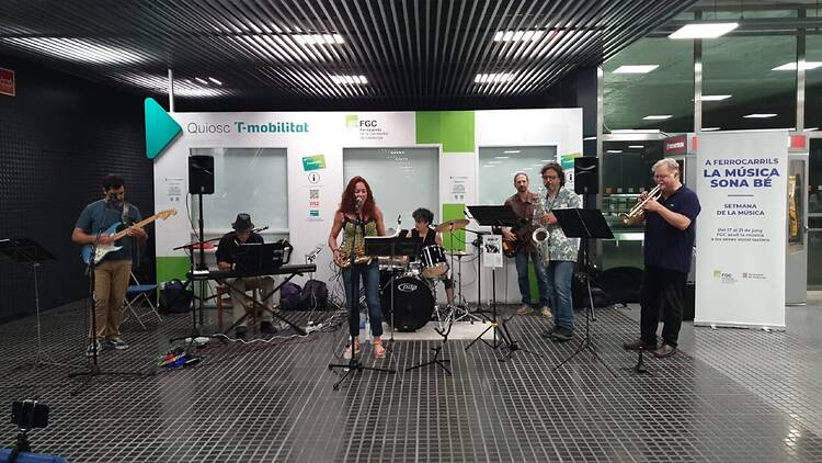 Actuació del grup Soulit al vestíbul de l’estació de Sabadell Plaça Major. Actuació del grup Soulit al vestíbul de l’estació de Sabadell Plaça Major.