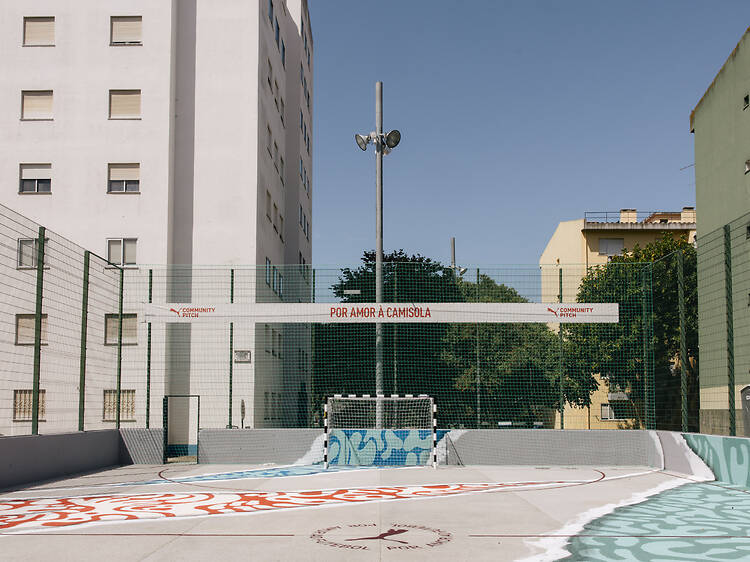 Campo de futebol de São Domingos de Benfica tornou-se numa obra de arte urbana Campo de futebol de São Domingos de Benfica tornou-se numa obra de arte urbana