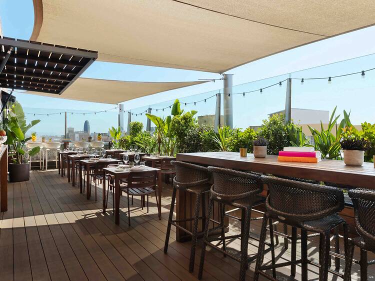 Còctels d'autor, picoteig, DJ i vistes top a Goja Rooftop: el tardeo que sobrevola l'Eixample