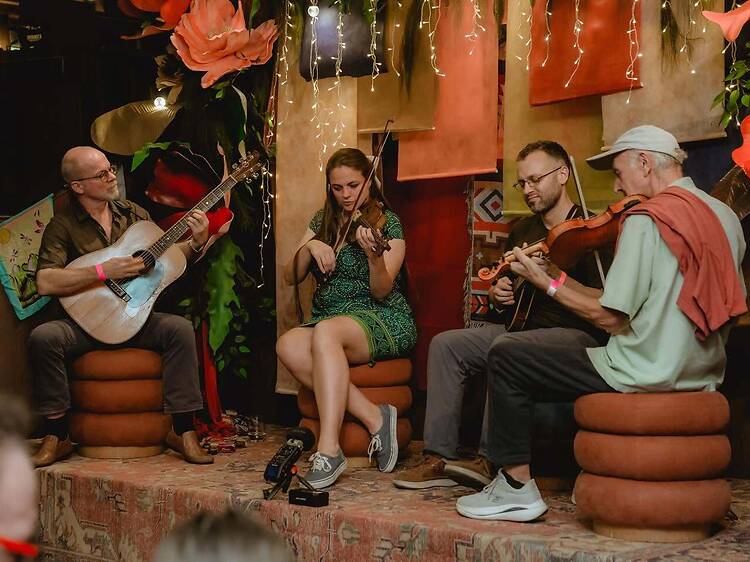 Squeeze into a 30-person session of raw Irish balladry Squeeze into a 30-person session of raw Irish balladry