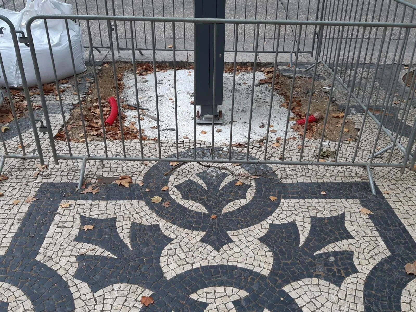 Coloca&ccedil;&atilde;o de mupi na Avenida da Liberdade, Julho de 2024