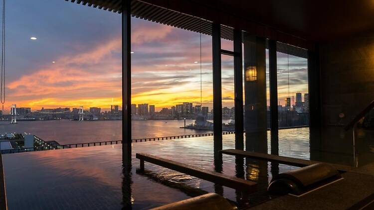 湯けむり越しに東京湾を一望する。