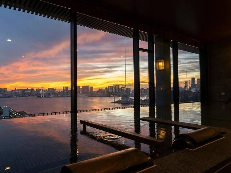 湯けむり越しに東京湾を一望する。