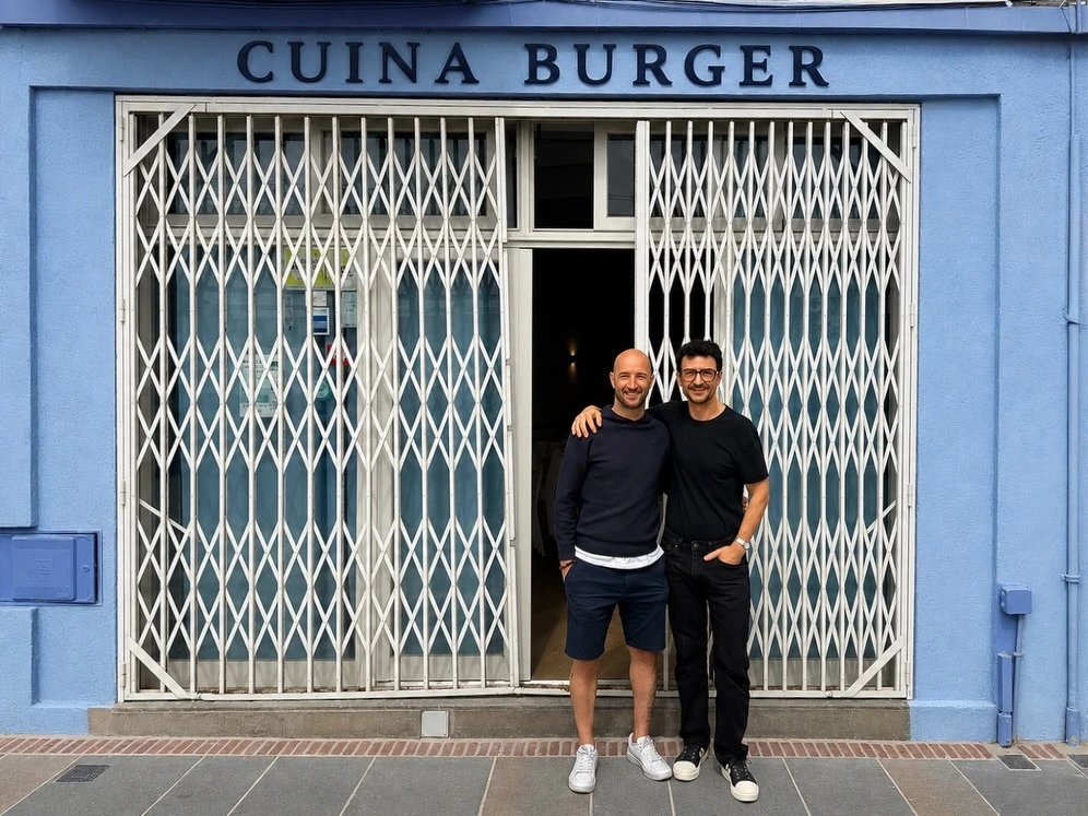 Murilo Rodrigues i Ra&uuml;l Balam davant la futura Cuina Burger