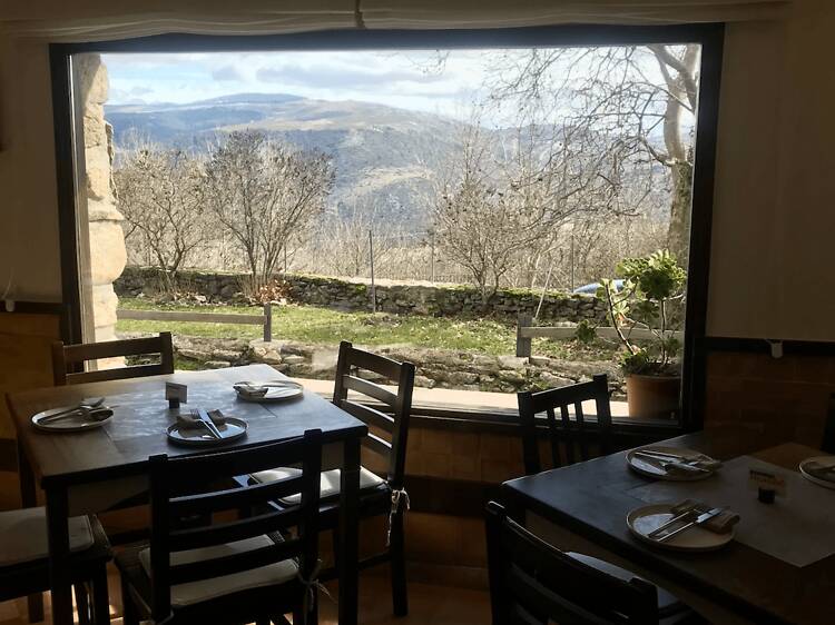 El restaurante al que volverás en la sierra de Madrid: carta corta y certera, pocas mesas y el ventanal con las mejores vistas El restaurante al que volverás en la sierra de Madrid: carta corta y certera, pocas mesas y el ventanal con las mejores vistas