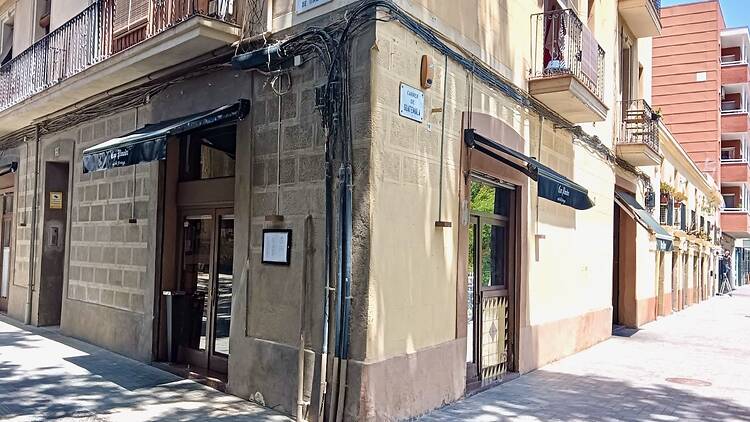 Aquesta humil cantonada amaga un dels millors restaurants de Batcelona, ras i curt Aquesta humil cantonada amaga un dels millors restaurants de Batcelona, ras i curt