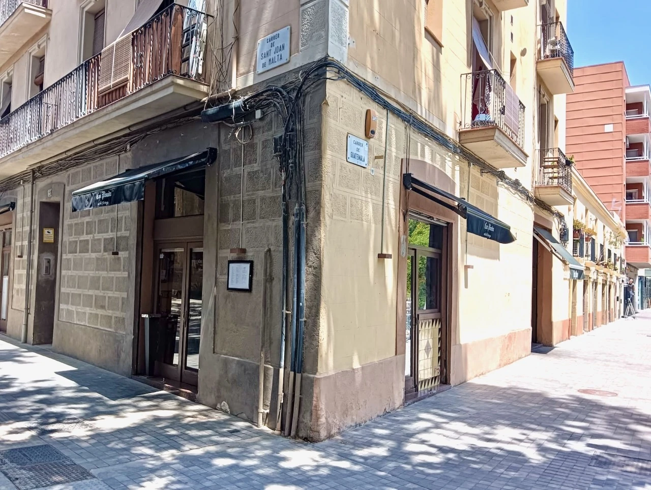 Aquesta humil cantonada amaga un dels millors restaurants de Batcelona, ras i curt