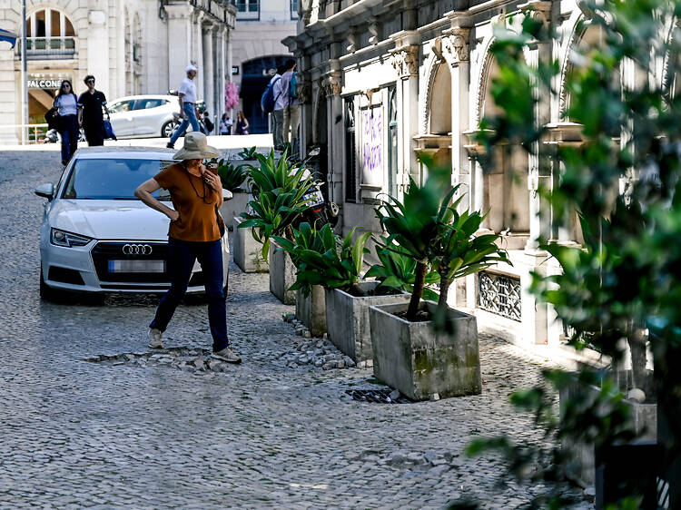 Trabalho duro, mal pago e feito por poucos não chega para preservar a calçada de Lisboa Trabalho duro, mal pago e feito por poucos não chega para preservar a calçada de Lisboa