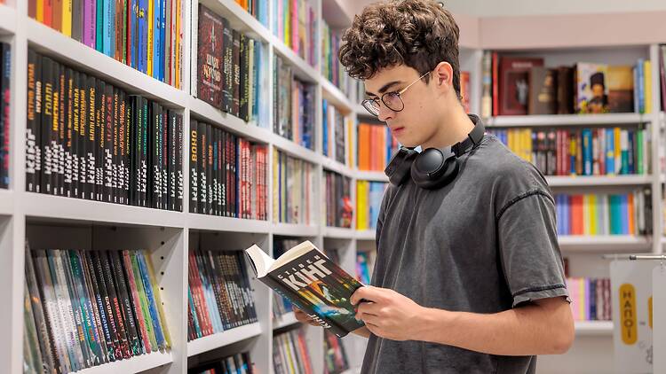 Joven en una librería Joven en una librería