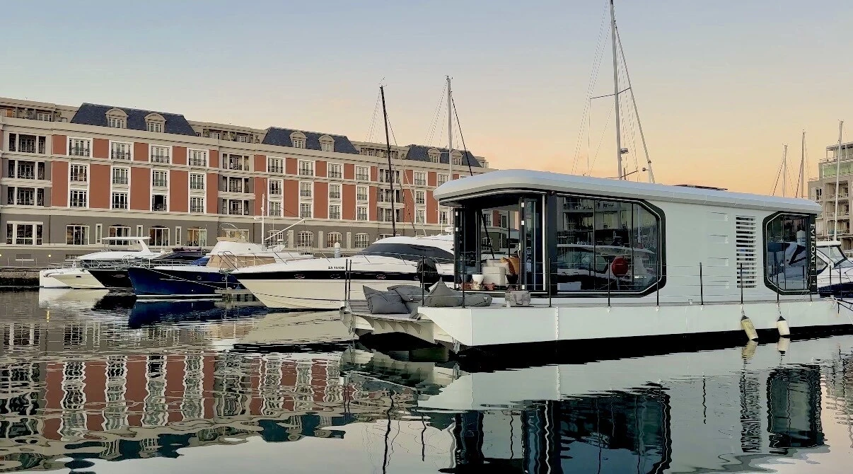 Earlier this month, KND Naval Design quietly berthed the very first EvFloat 1 residence at the V&A Waterfront Marina. 
