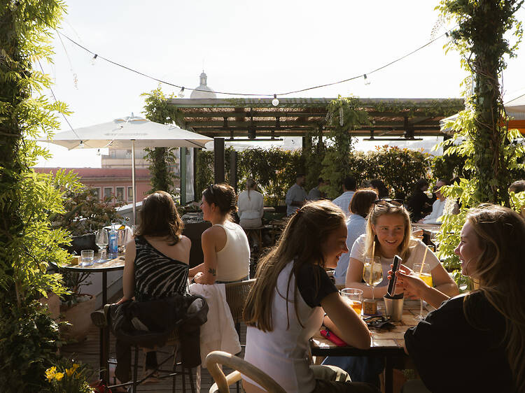 7 terrasses d'hotel per esprémer el vespres d'estiu des de les altures