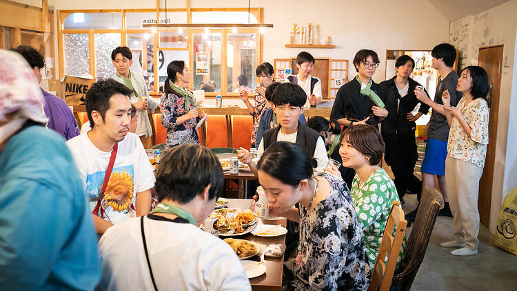 21時 慰労の杯を交わす。 21時 慰労の杯を交わす。