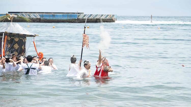 12時 海の街の祭りを観賞する。 12時 海の街の祭りを観賞する。