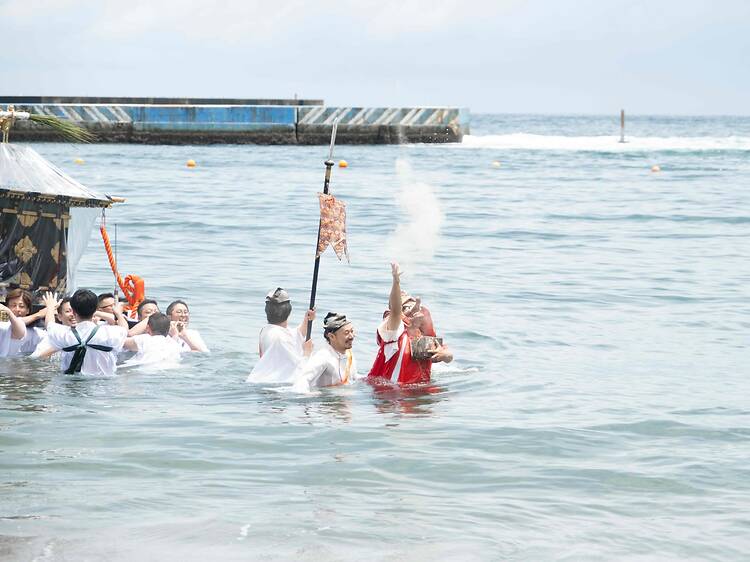 12時 海の街の祭りを観賞する。 12時 海の街の祭りを観賞する。