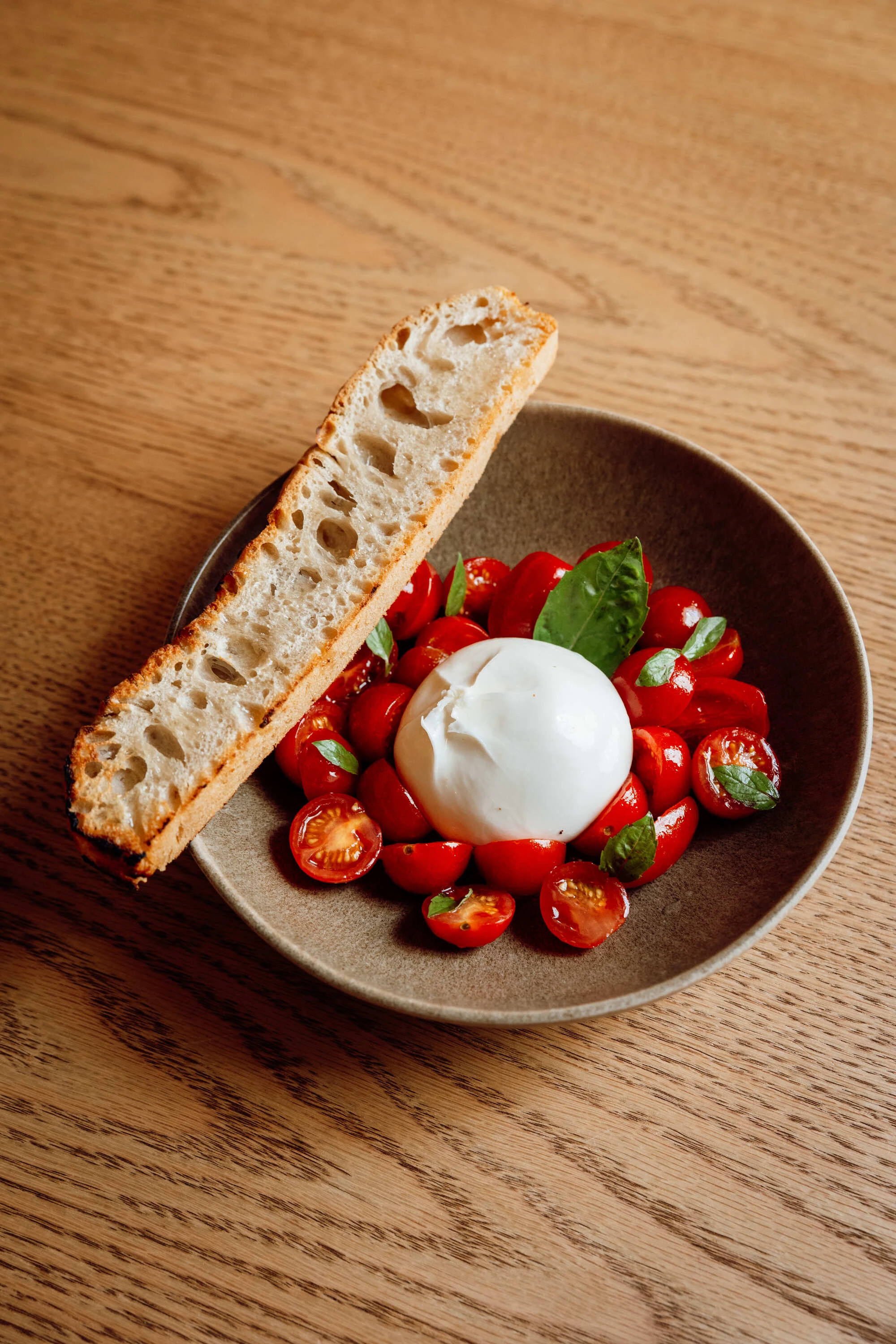 Burrata com tomatinho e pesto do Santarita