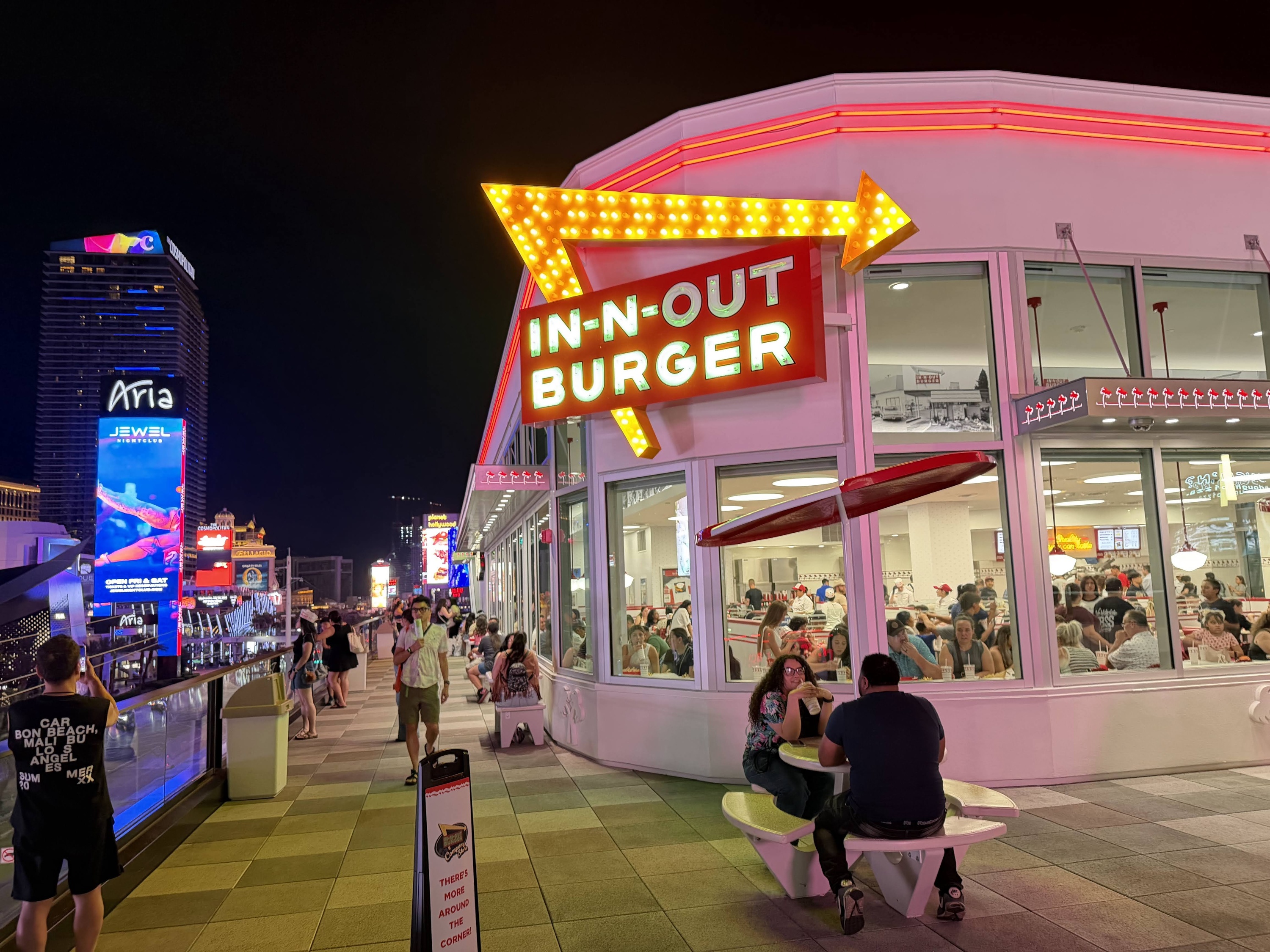 I went to the rooftop In-N-Out in Las Vegas to see if it was worth all the fuss....