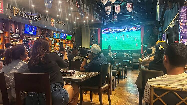 Gente viendo un partido en un bar
