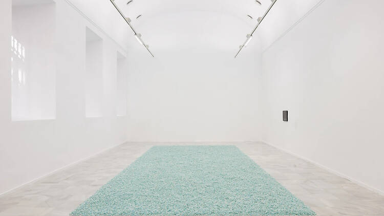 Felix Gonzalez-Torres. 'Untitled' (Revenge), 1991. Caramelos azules en envoltorios transparente, suministro inagotable