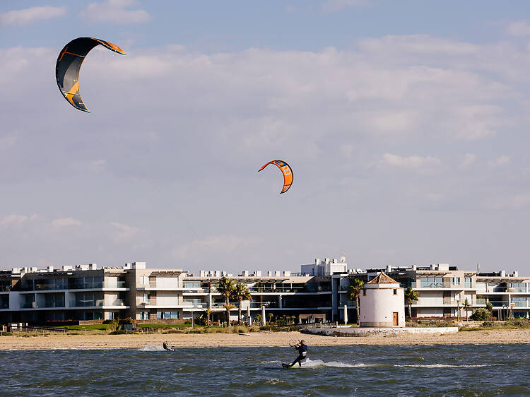 Doze praias fluviais perto de Lisboa para relaxar este Verão