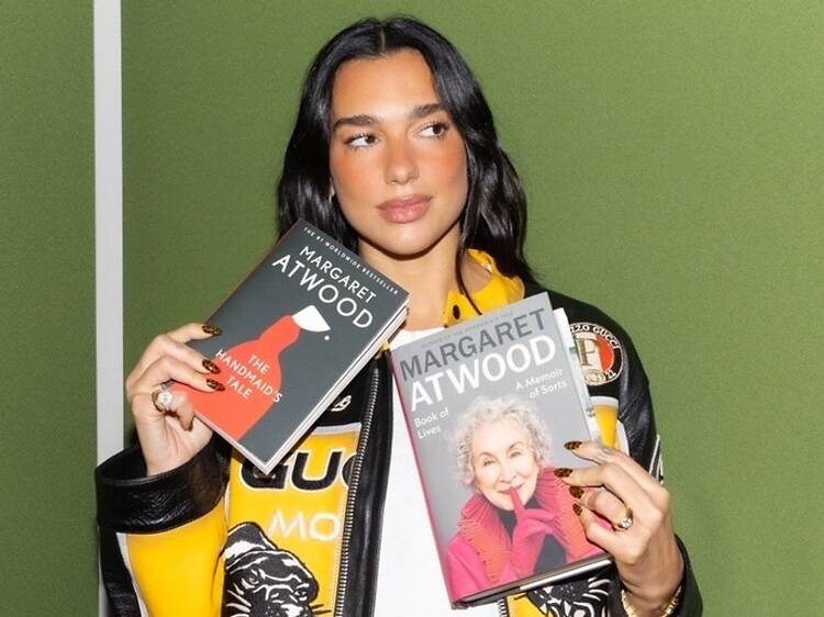 Dua Lipa abre biblioteca na Livraria Lello. Chama-se Manifesto e tem livros proibidos e censurados