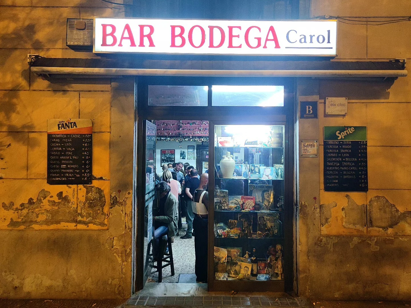 El cartel supuestamente infractor de la Carol, de noche