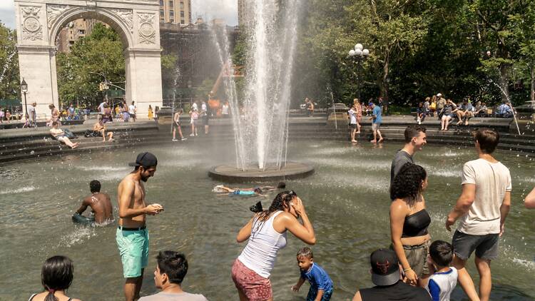 New Yorkers in fountain
