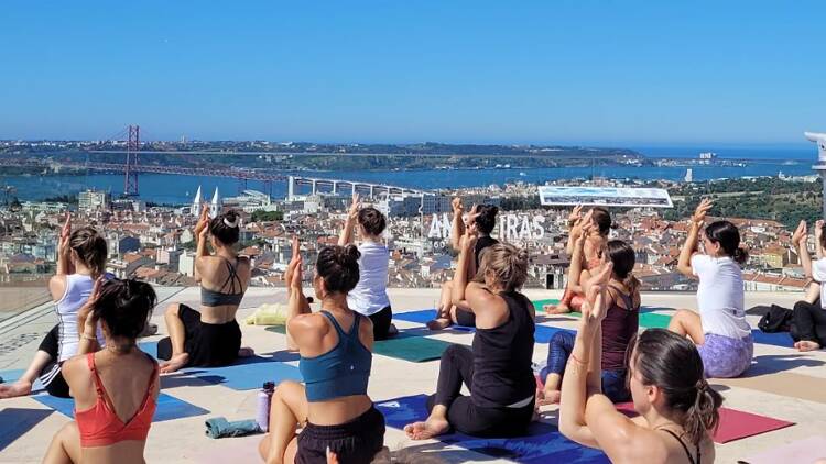 Yoga no terraço Yoga no terraço