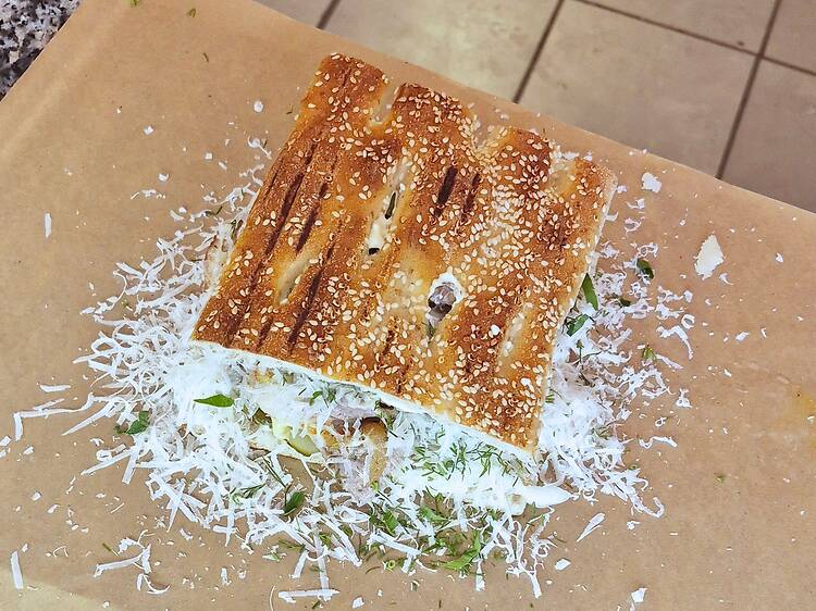 En krispig macka från Hasselssons med generöst hyvlad ost och färska örter – en av Göteborgs mest omtalade sandwichställen. En krispig macka från Hasselssons med generöst hyvlad ost och färska örter – en av Göteborgs mest omtalade sandwichställen.