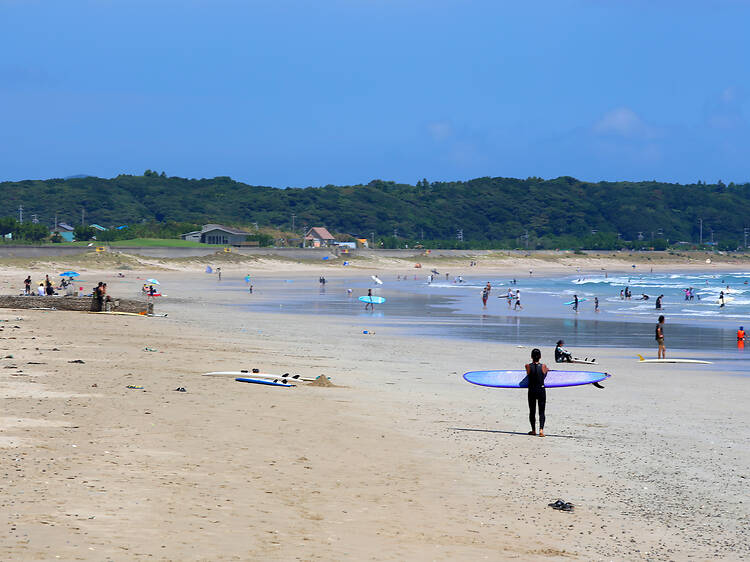 Surfers at Kokufunohama Beach in Mie Surfers at Kokufunohama Beach in Mie