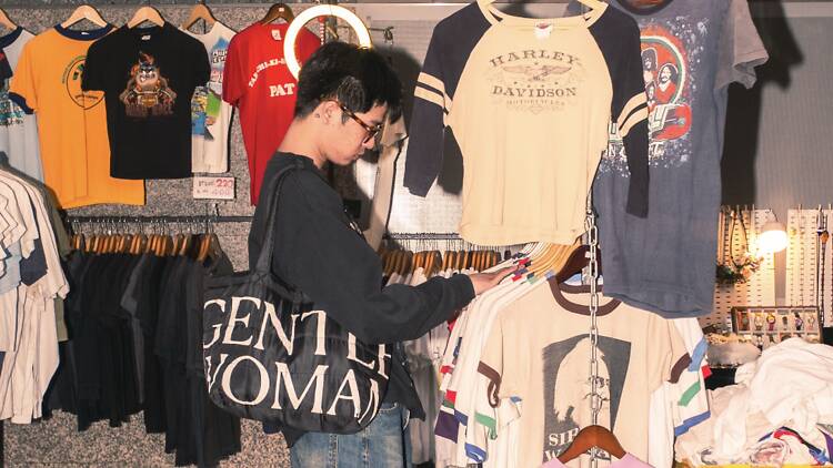 เดินช็อปตลาดติดแอร์ใต้ดิน รวมของวินเทจ งานอาร์ตคราฟต์ดีไซน์ และไอเทมสุดแนวจากกว่า 70 ร้าน เดินช็อปตลาดติดแอร์ใต้ดิน รวมของวินเทจ งานอาร์ตคราฟต์ดีไซน์ และไอเทมสุดแนวจากกว่า 70 ร้าน