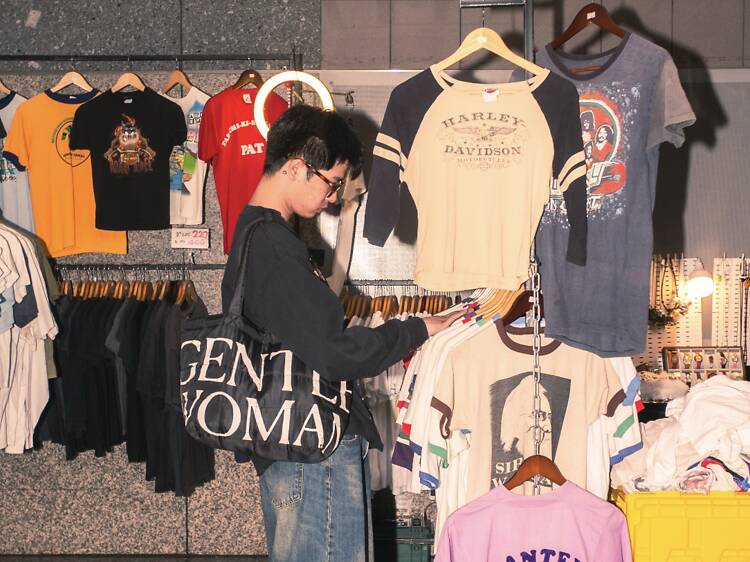 เดินช็อปตลาดติดแอร์ใต้ดิน รวมของวินเทจ งานอาร์ตคราฟต์ดีไซน์ และไอเทมสุดแนวจากกว่า 70 ร้าน เดินช็อปตลาดติดแอร์ใต้ดิน รวมของวินเทจ งานอาร์ตคราฟต์ดีไซน์ และไอเทมสุดแนวจากกว่า 70 ร้าน