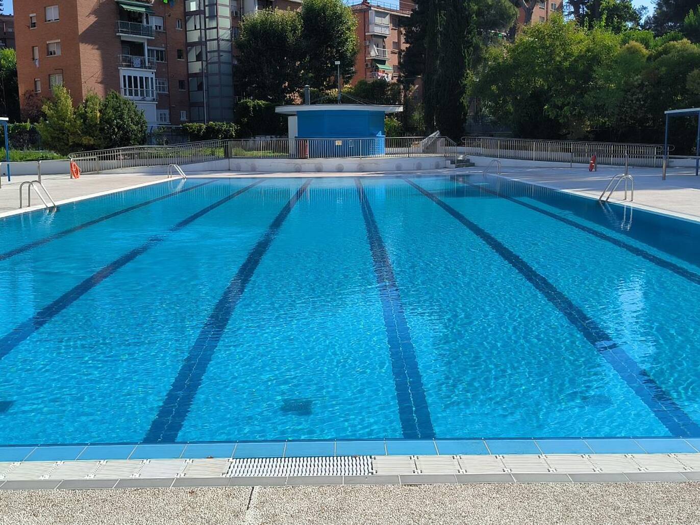 piscinas-de-verano-en-madrid-2026-d-nde-darse-un-buen-chapuz-n-al-aire