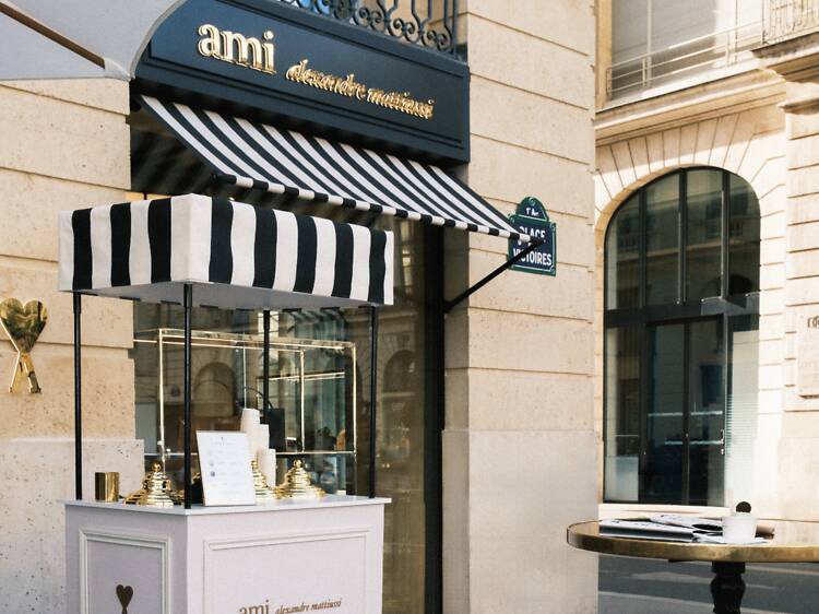 Ami Paris distribue des glaces italiennes gratuites devant sa nouvelle boutique place des Victoires !