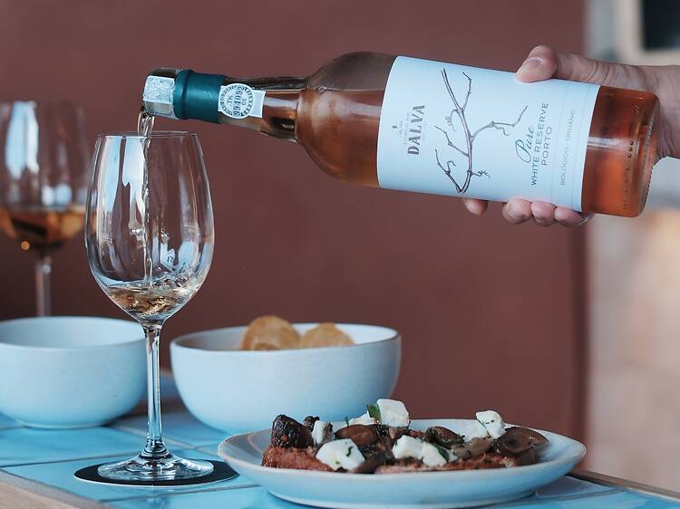 Com vinho do Porto, petiscos e vista para o rio, o Dalva Wine and The City é o novo bar de vinhos de Gaia Com vinho do Porto, petiscos e vista para o rio, o Dalva Wine and The City é o novo bar de vinhos de Gaia