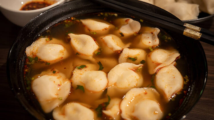 Kiinalaisia dumplingseja mustassa kulhossa ravintolassa Tian Tian Dumplings, HelsingissÀ Kiinalaisia dumplingseja mustassa kulhossa ravintolassa Tian Tian Dumplings, HelsingissÀ