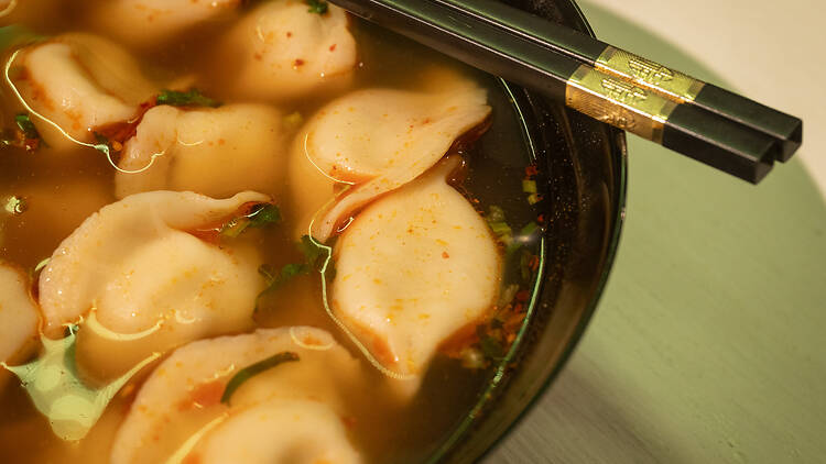 Kiinalaisia nuudeleita kulhossa jonka reunalla ovat syömÀpuikot ravintolassa Tian Tian Dumplings HelsingissÀ Kiinalaisia nuudeleita kulhossa jonka reunalla ovat syömÀpuikot ravintolassa Tian Tian Dumplings HelsingissÀ